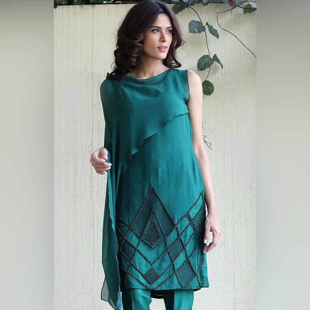 Elegant emerald Green 2pcs outfit with sleeves attached !